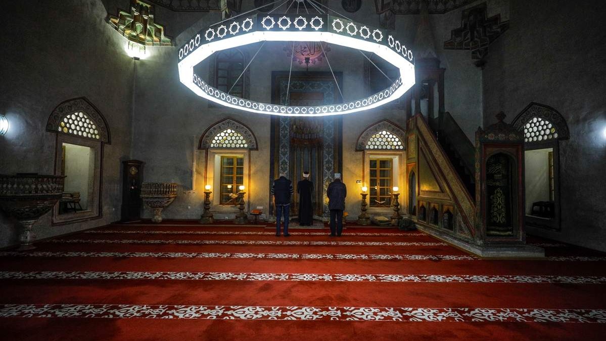 Prizori na koje nismo navikli: U praznoj Carevoj džamiji klanjan prvi teravih-namaz