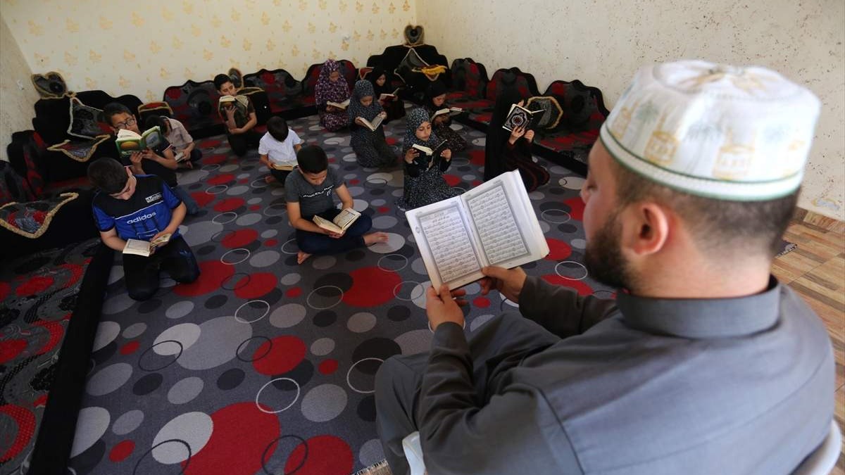Imam u Gazi buduće hafize podučava u kući dok su džamije zatvorene