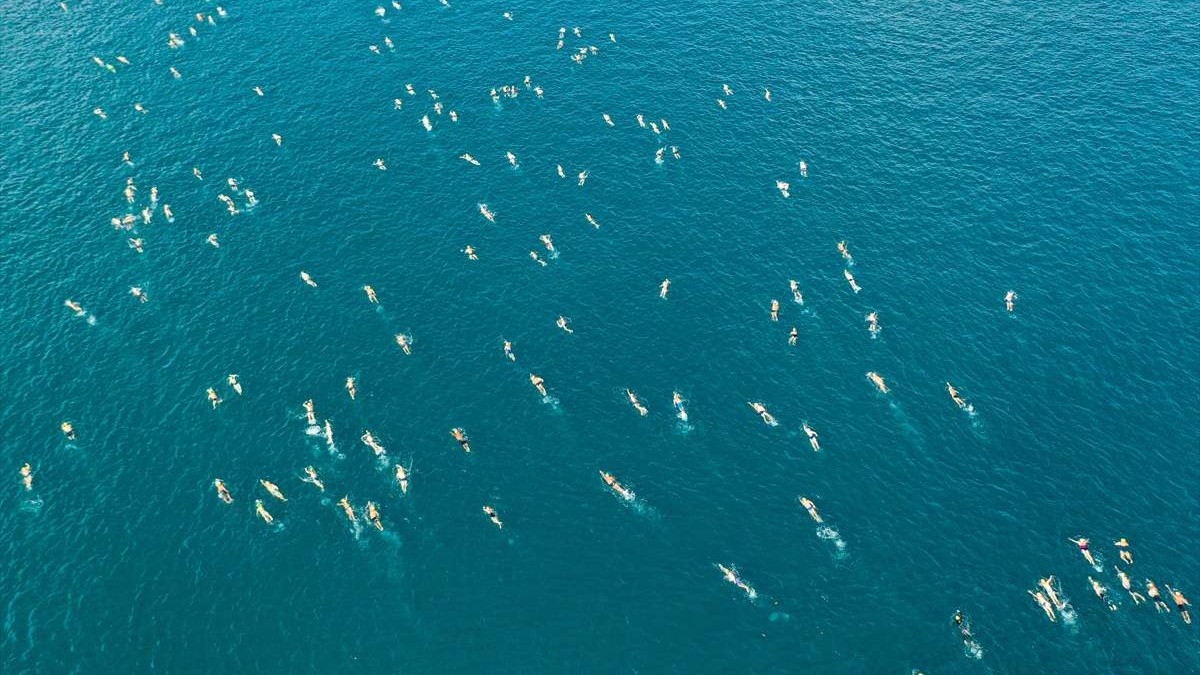 Hiljade takmičara u plivanju preko Bosfora
