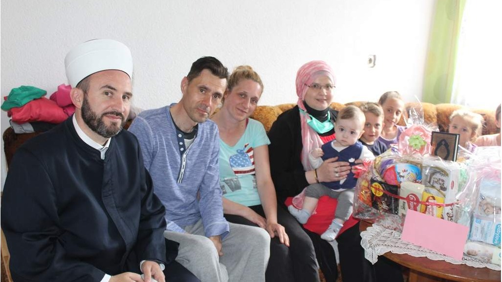 Reisu-l-ulema darovao deveto dijete u porodici Hamidović iz Tuzle