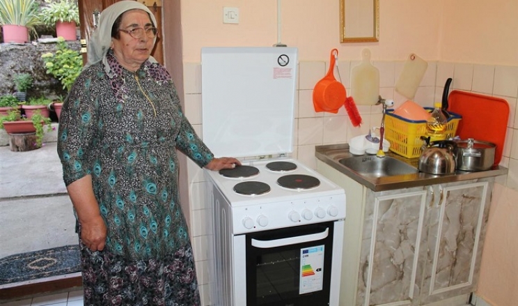 Džemat Zalik poklonio kućanske aparate jedinoj povratnici u gradu Bileći