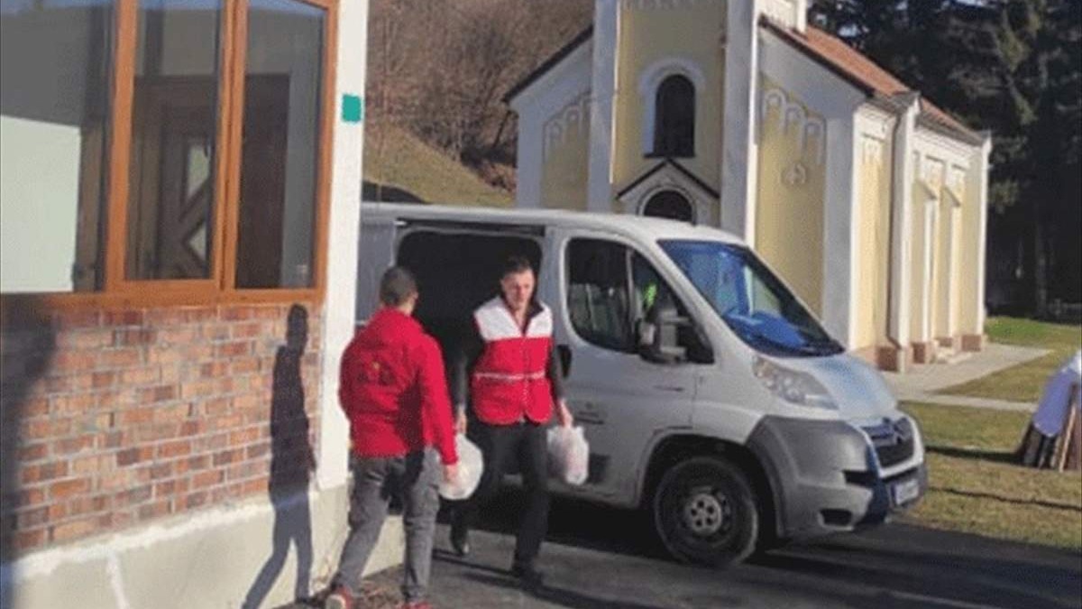 “Merhamet” podijelio pakete srpskim porodicama povodom pravoslavnog praznika