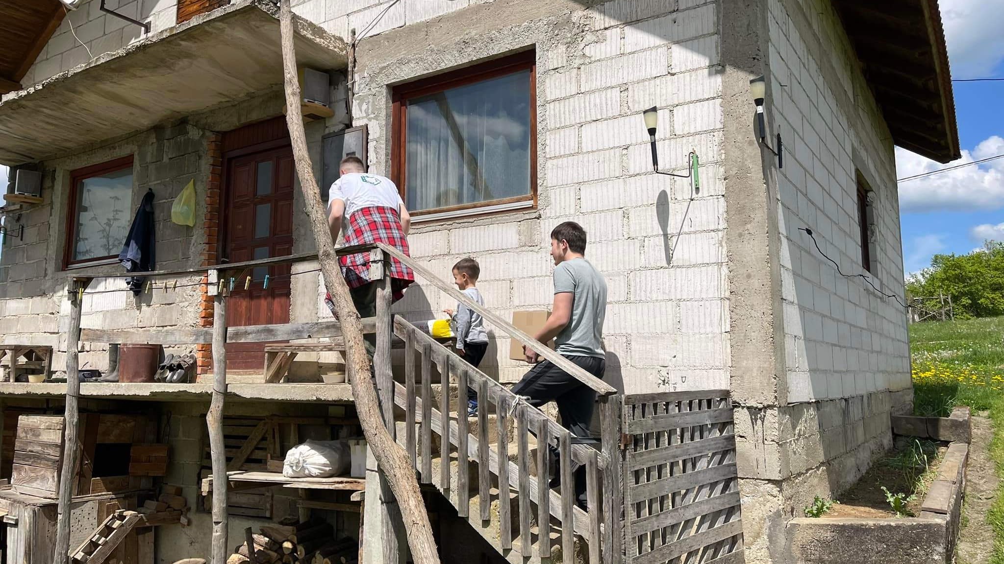 Mreža mladih Kozarac: Podjela paketa za 70 porodica