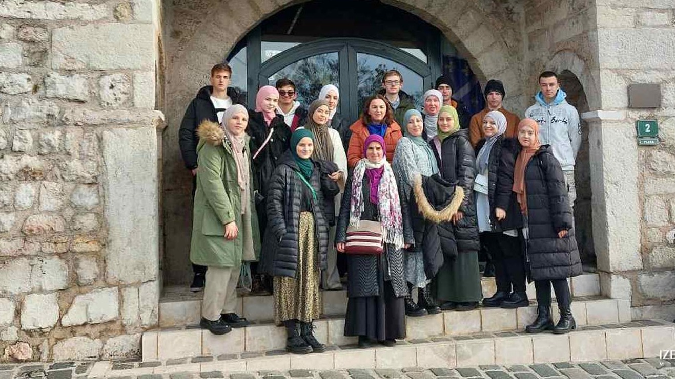 Učenici Karađoz-begove medrese posjetili JU Muzej "Alija Izetbegović"