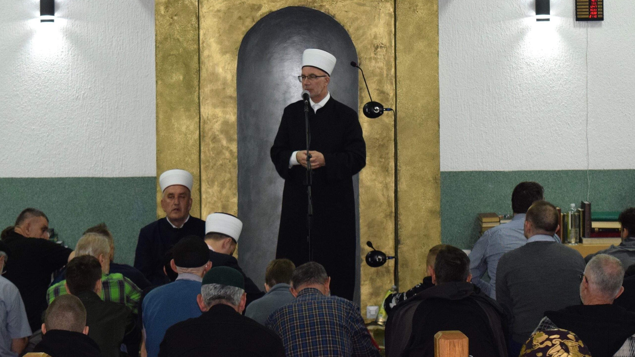 Muftija Fazlović na teravih-namazu s džematlijama u džematu Lukavac Grad 
