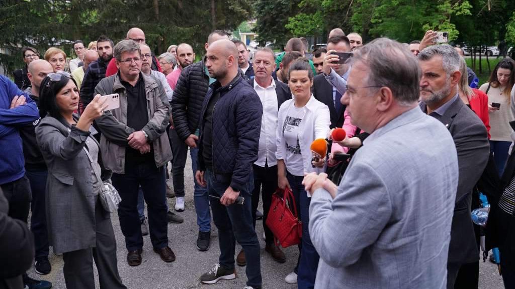 Nikšić i Lakić u posjeti 'Zraku', u toku sastanak s predstavnicima uprave i sindikata