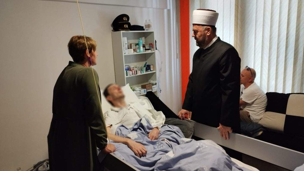 Muftija zenički posjetio bolesnog Mulu Imamovića, dobitnika Zlatnog ljiljana