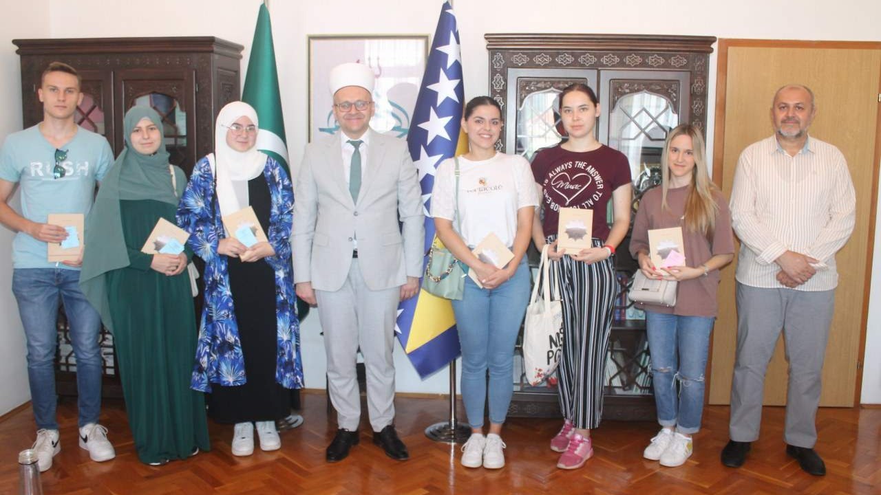 Učenicima generacije mostarskih srednjih škola muftija Dedović dodijelio članske karte Narodne biblioteke Mostar 