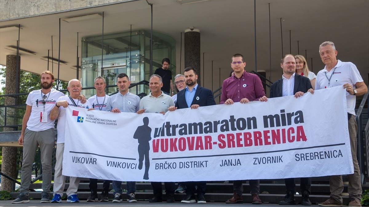 Ultramaratonci ispraćeni ispred Gradske uprave Zagreba