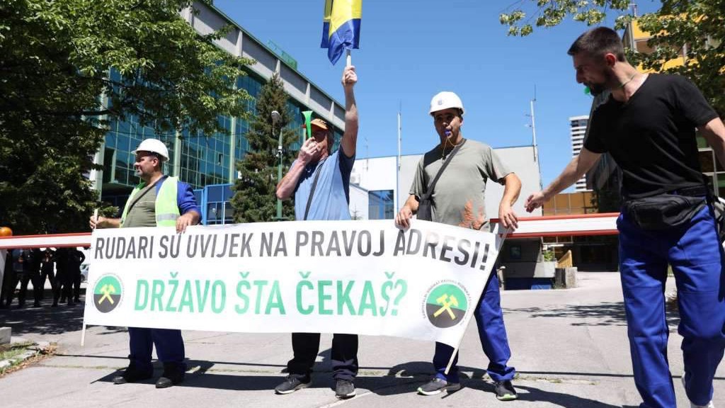 U Sarajevu počeo protest rudara ispred zgrade Elektroprivrede BiH