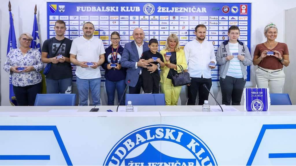 FK Željezničar uručio 160 sezonskih karata predstavnicima domova i udruženja koja brinu o djeci