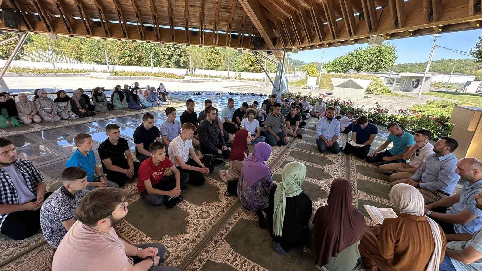 Učenici Medrese "Reis Ibrahim-ef. Maglajlić" posjetili Tuzlu i Memorijalni centar Potočari