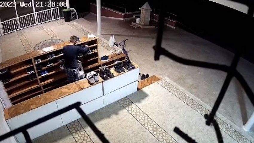 Lopov ispred dobrinjske džamije ukrao tri para patika