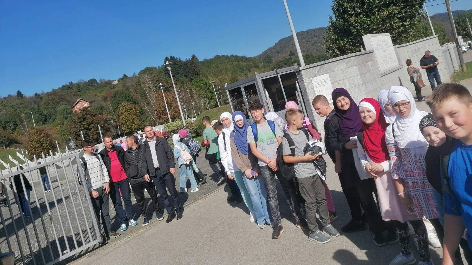 Polaznici mekteba MIZ Fojnica u edukativnoj posjeti Potočarima 