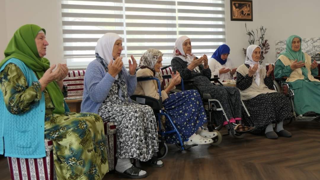 Odjel za brak i porodicu MIZ Živinice: Posjeta majkama Srebrenice