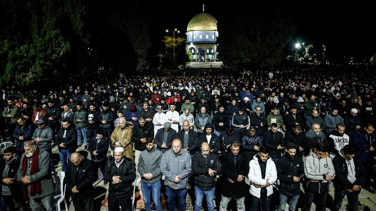 Najmanje 35.000 muslimana klanjalo teravih-namaz u Al-Aksi uprkos izraelskim ograničenjima