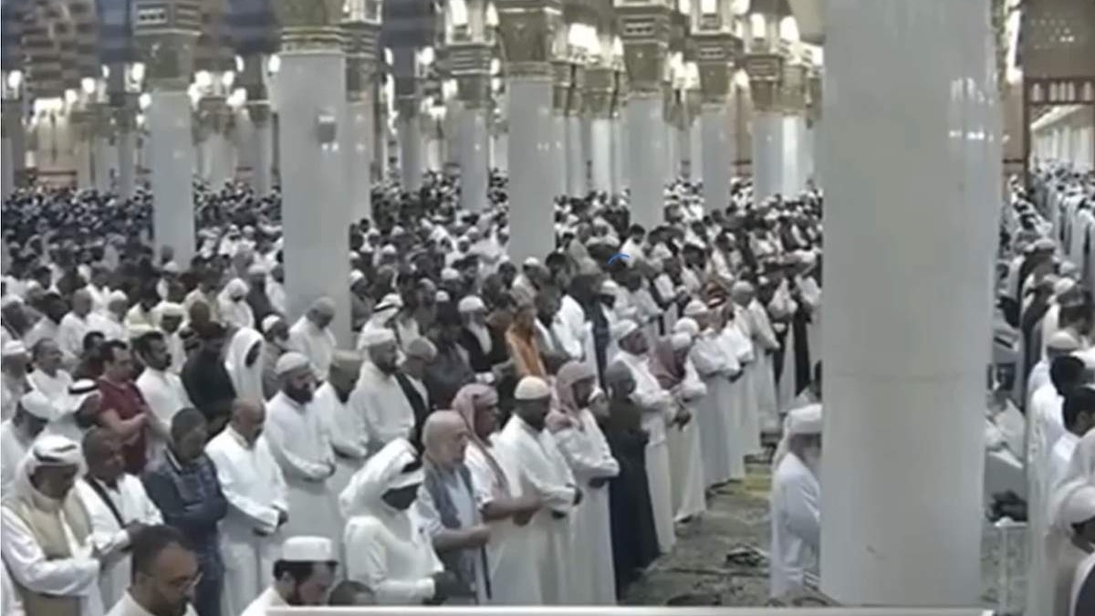 Hiljade vjernika u Poslanikovoj džamiji u Medini klanjale teravih-namaz