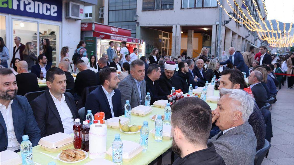Zajedničkom iftaru na otvorenom u Fejićevoj ulici prisustvovalo oko 1.500 građana Mostara