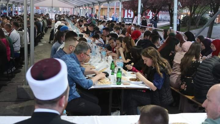 1500 mladih iftarilo na Trgu Alije Izetbegovića u Zenici