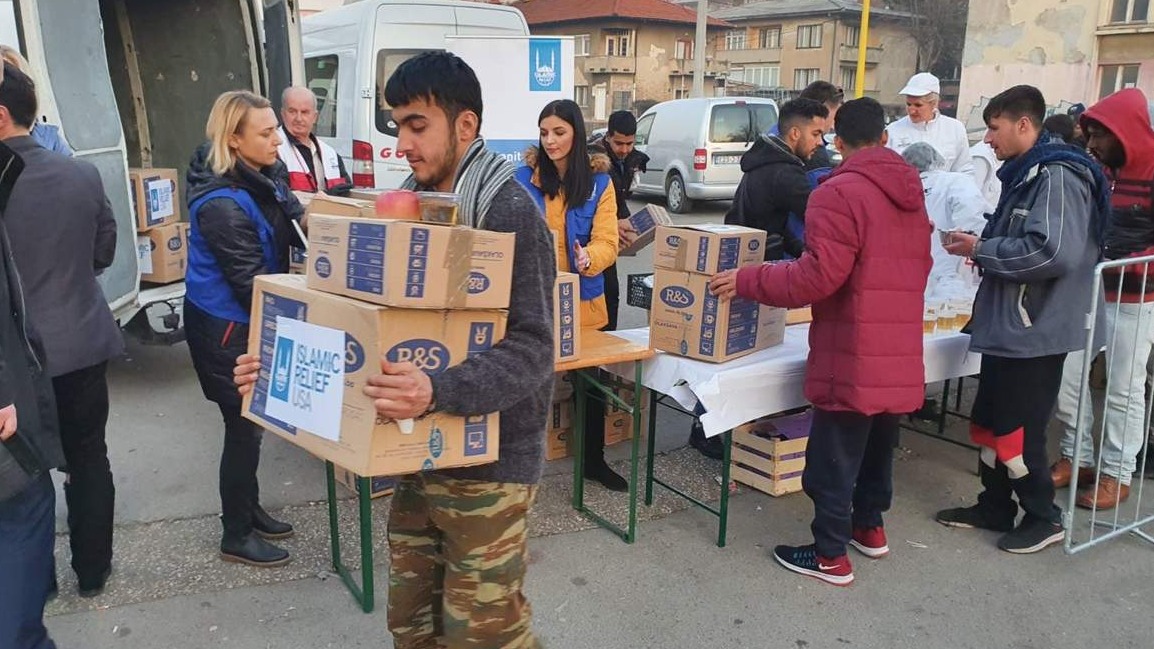  MDD "Merhamet" i HO "Islamic Relief" podijelili 500 paketa pomoći migrantima u Tuzli
