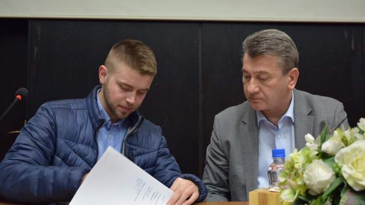 Hadžibajrić potpisao ugovore o dodjeli 212 stipendija djeci boračke populacije