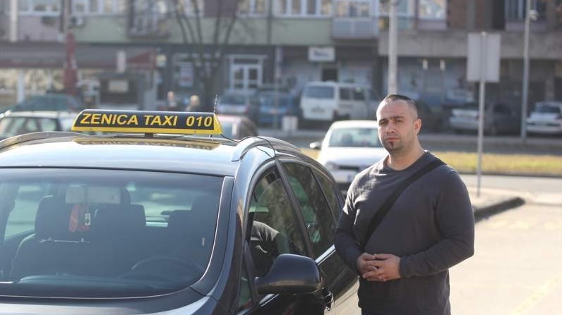 Zenički taksista besplatno vozi djecu s posebnim potrebama