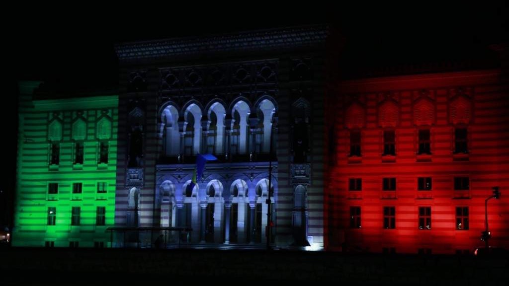 Vijećnica u Sarajevu osvijetljena bojama italijanske zastave