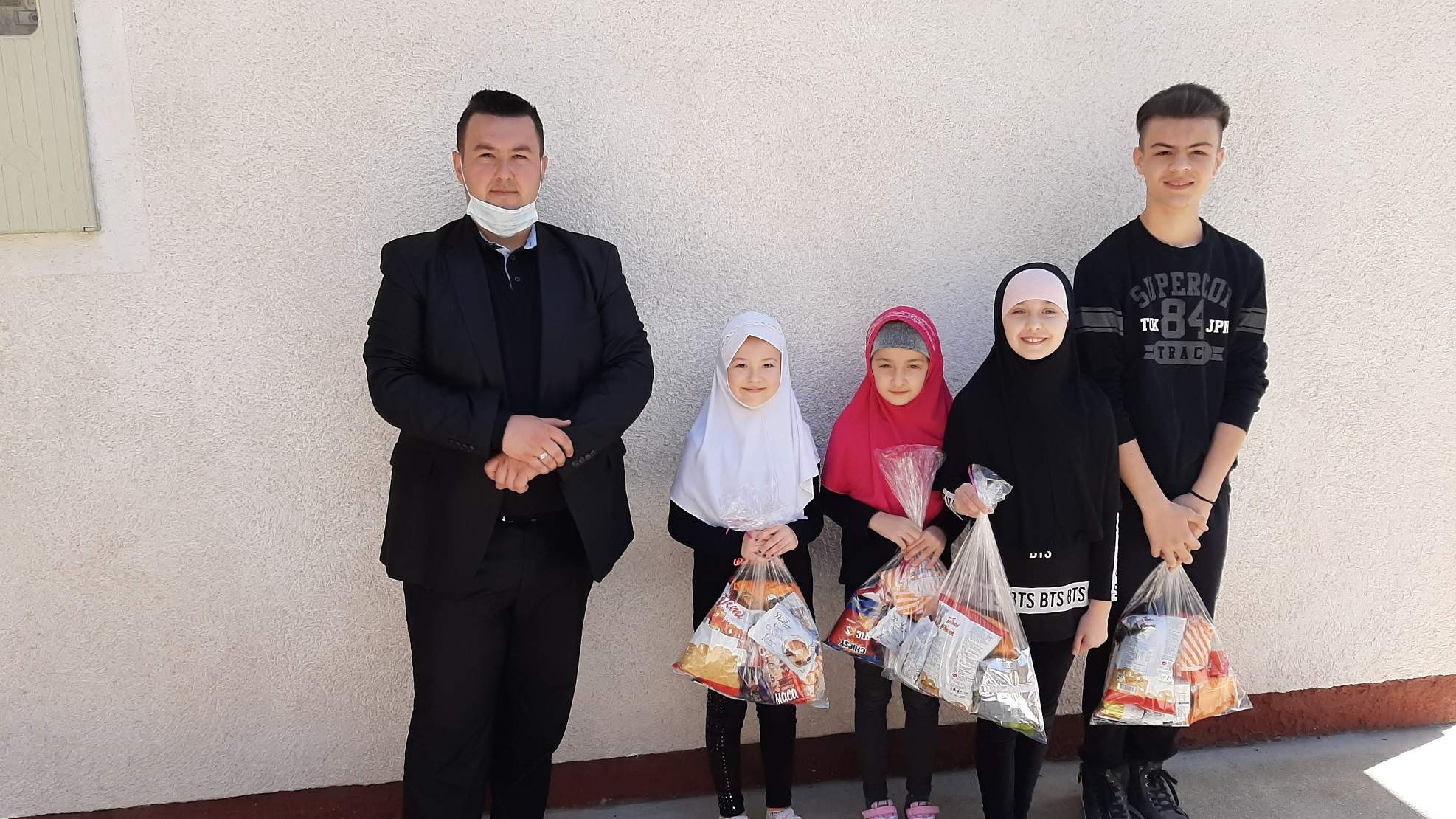 Džemat Buci kod Visokog: Ef. Ahmić obišao 70 učenike mekteba i podijelio predramazanske paketiće