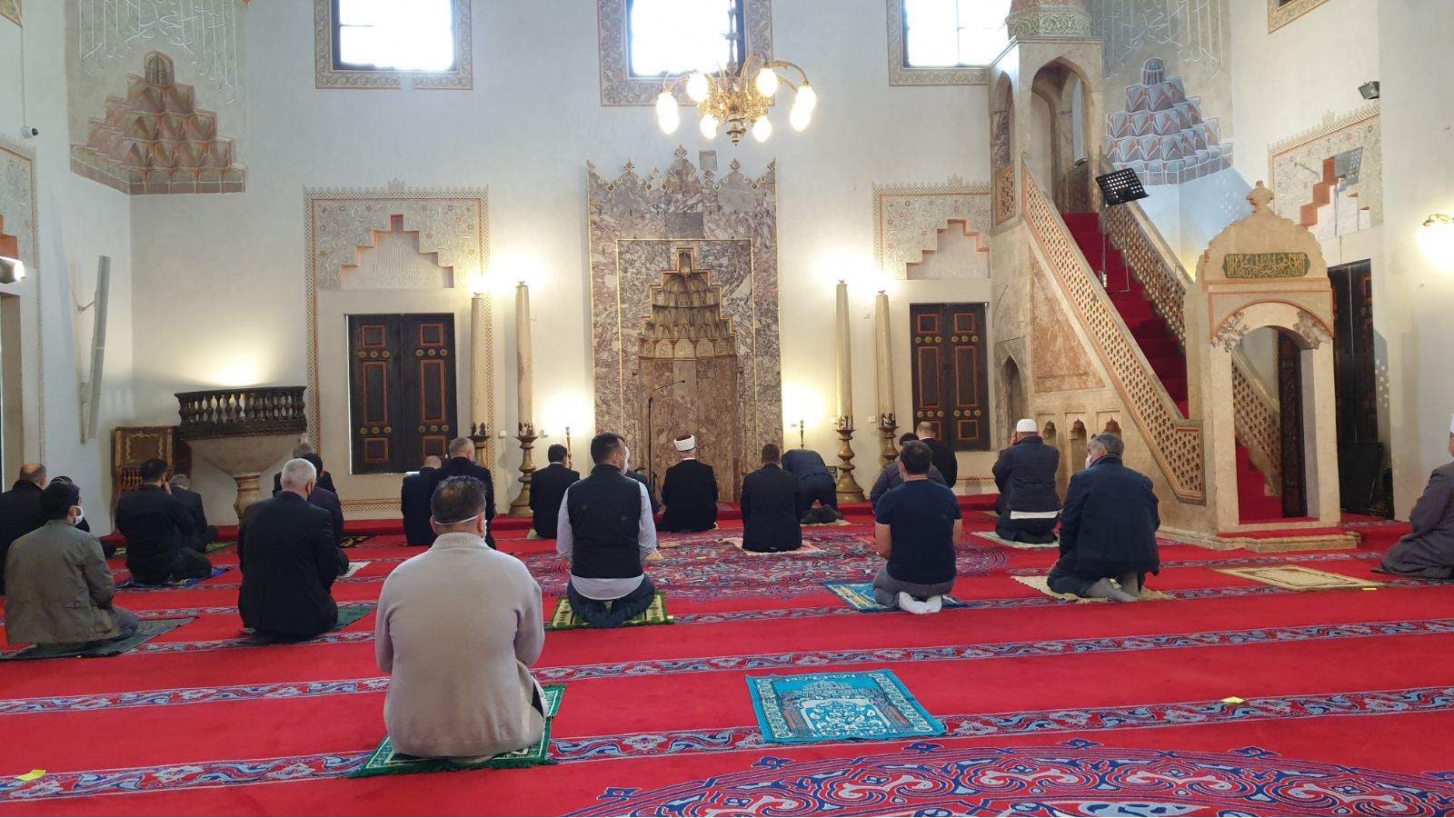 Poruke Bedra - Prvi džuma namaz u Gazi Husrev-begovoj džamiji nakon ublažavanja mjera