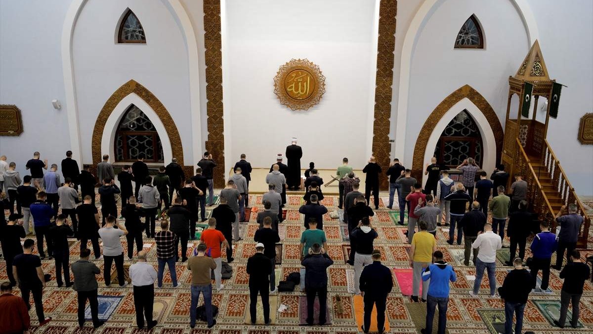 Sarajevo: Prvi put u džamijama klanjali teraviju ovog ramazana