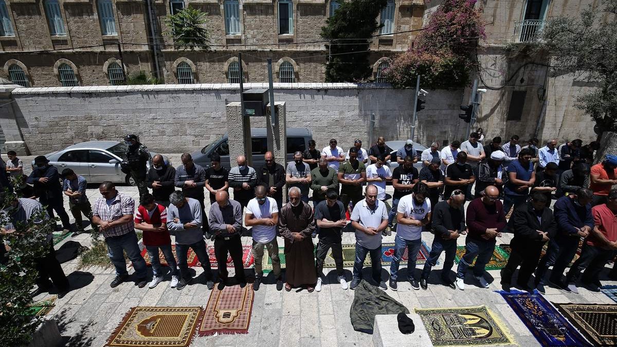 Palestinci džuma-namaz klanjali ispred ulaza džamije al-Aksa
