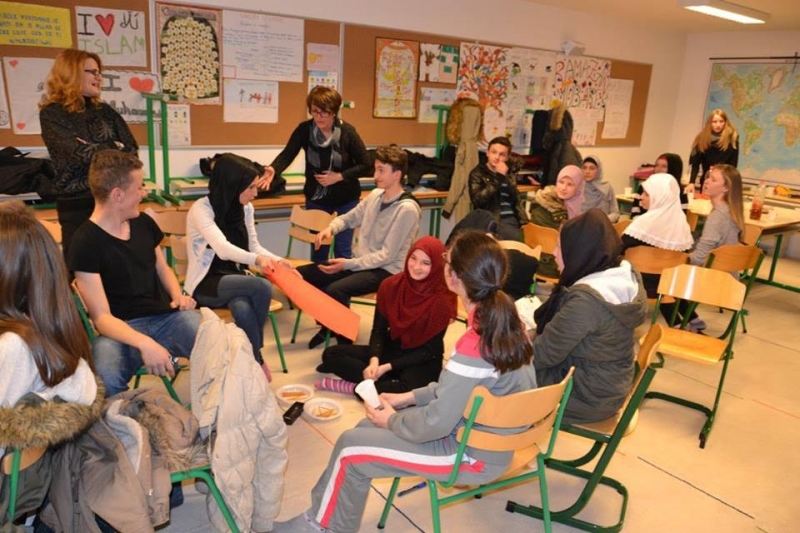 Osnovci i srednjoškolci iz Livna slušali predavanje o hidžabu