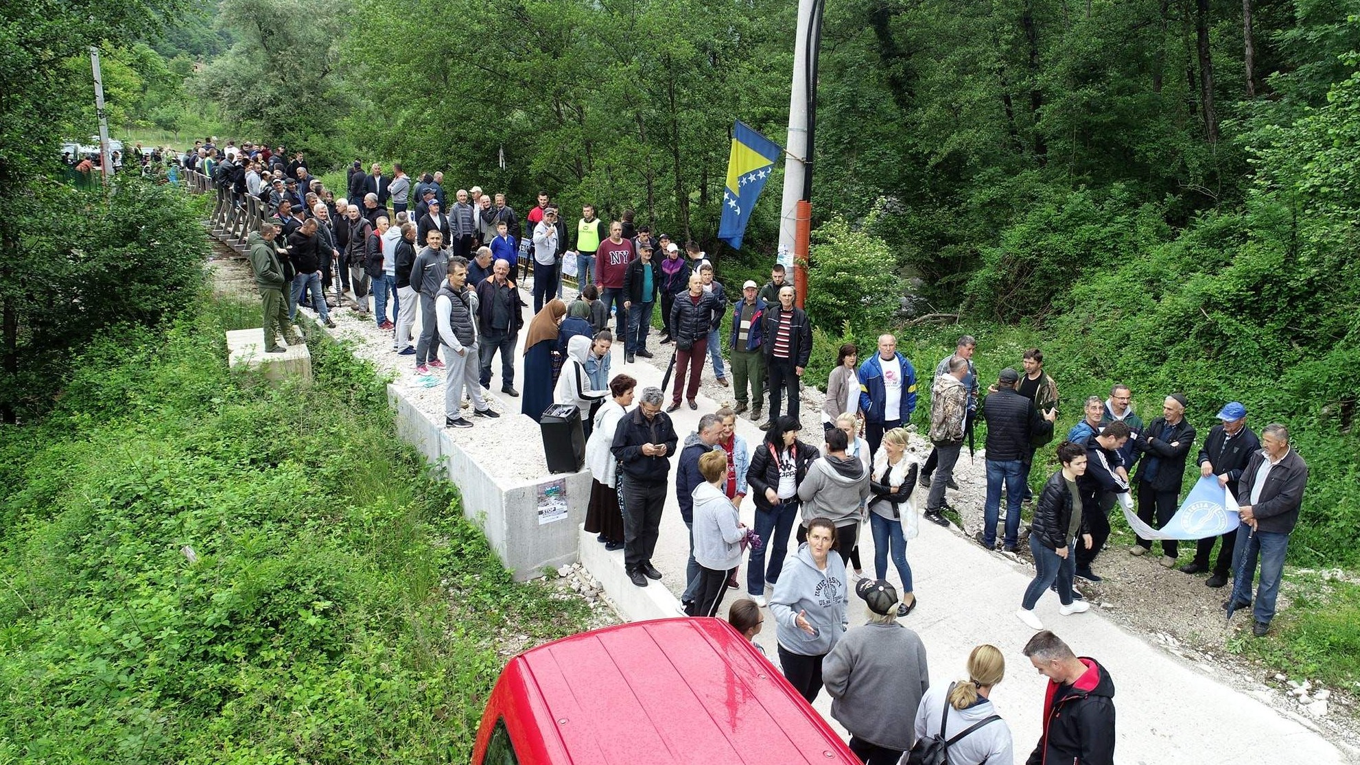 Više od 300 ljudi blokiralo most na Neretvici