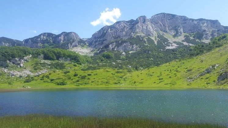 Pogled na Crno i Veliko jezero - nagrada za pješačenje na Treskavici            