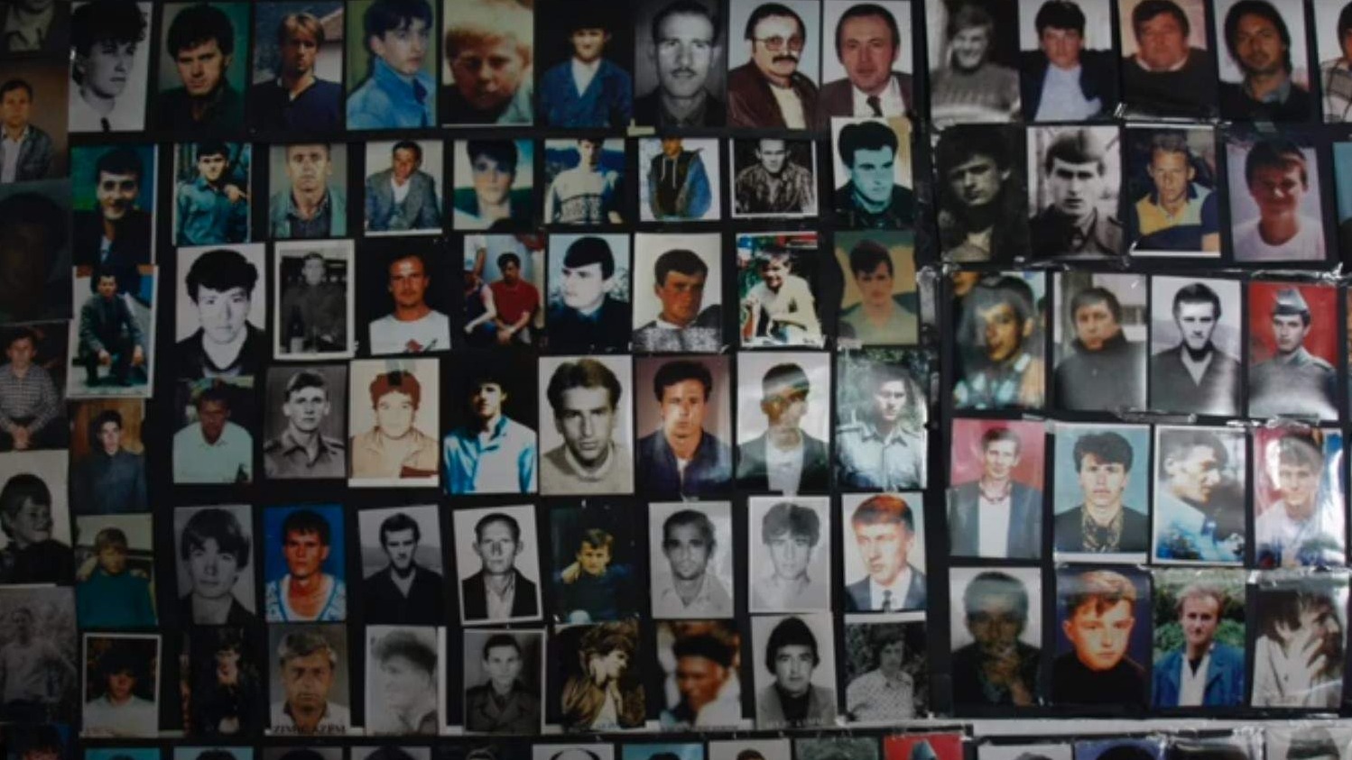 Amel Emrić: Izložba fotografija povodom 25. godišnjice genocida u Srebrenici (Video)