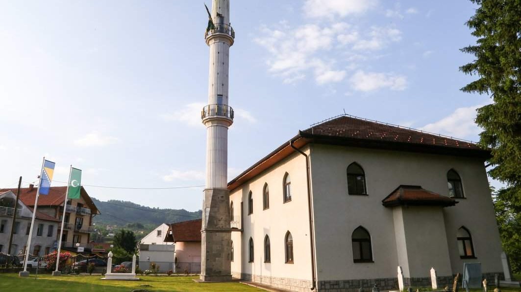 Uginula svinja bačena u harem Gradske džamije u Bratuncu
