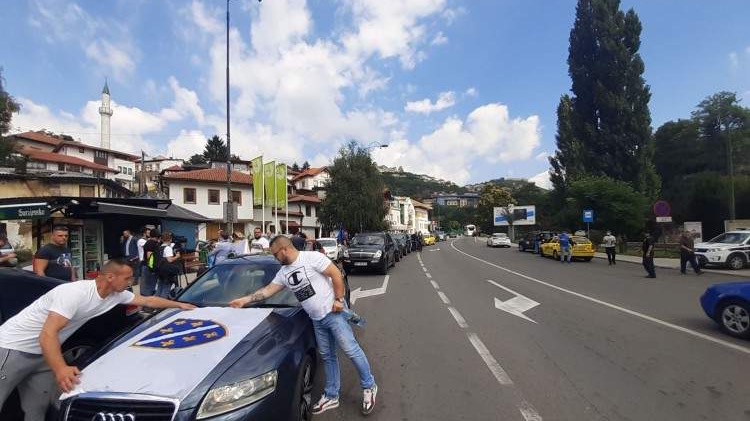 U Sarajevu protestna vožnja u znak podrške Bošnjacima u Crnoj Gori