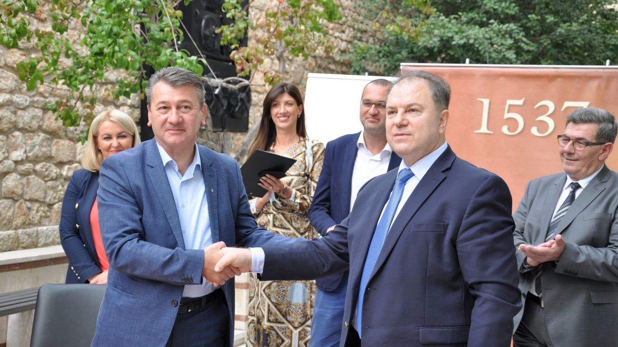 Potpisan ugovor o finasiranju rekonstrukcije dvorišta Gazi Husrev-begove medrese vrijedan 70.900 KM 