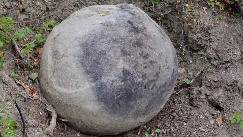 Srebrenica: U selu Luka pronađena velika kamena kugla