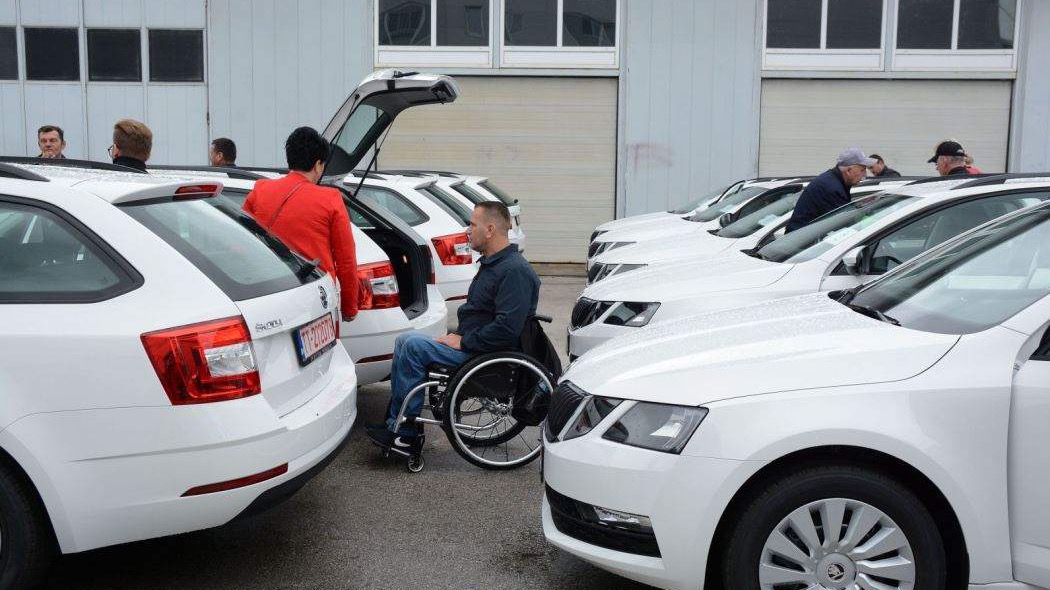 Vlada FBiH: Uručenje auta ratnim vojnim invalidima prve grupe