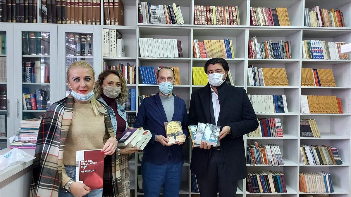 Yunus Emre donirao srednjoj školi "28. juni" knjige turskih autora