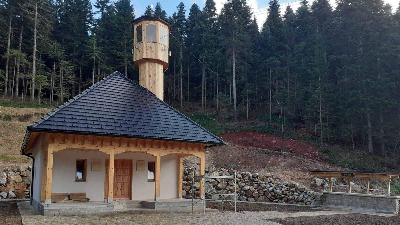 Izgrađena džamija na platou Ajvatovice