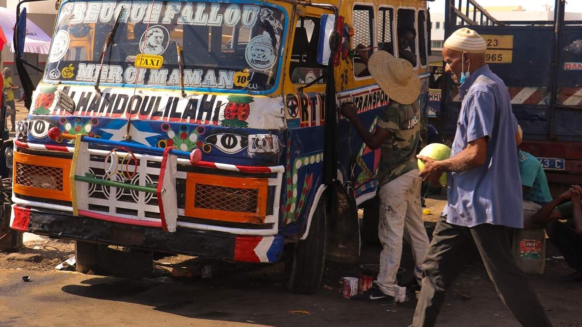Ulična umjetnost na točkovima: Šareni minibusevi neizostavni dio Dakara