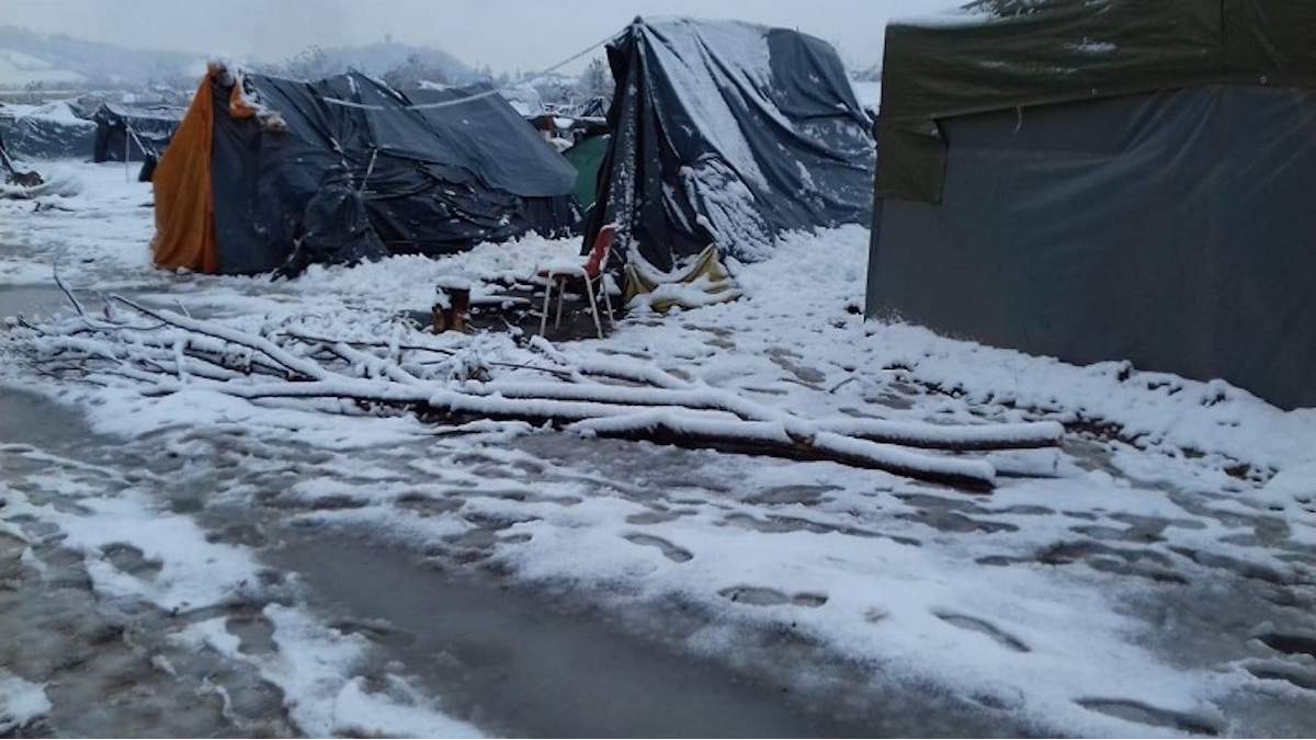 BiH: Migranti u šumi kod Velike Kladuše u teškom stanju, snijeg i niske temperature donijeli nove probleme