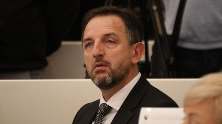 Mahmutović: Nema političke volje za izmještanje crkve iz dvorišta Fate Orlović