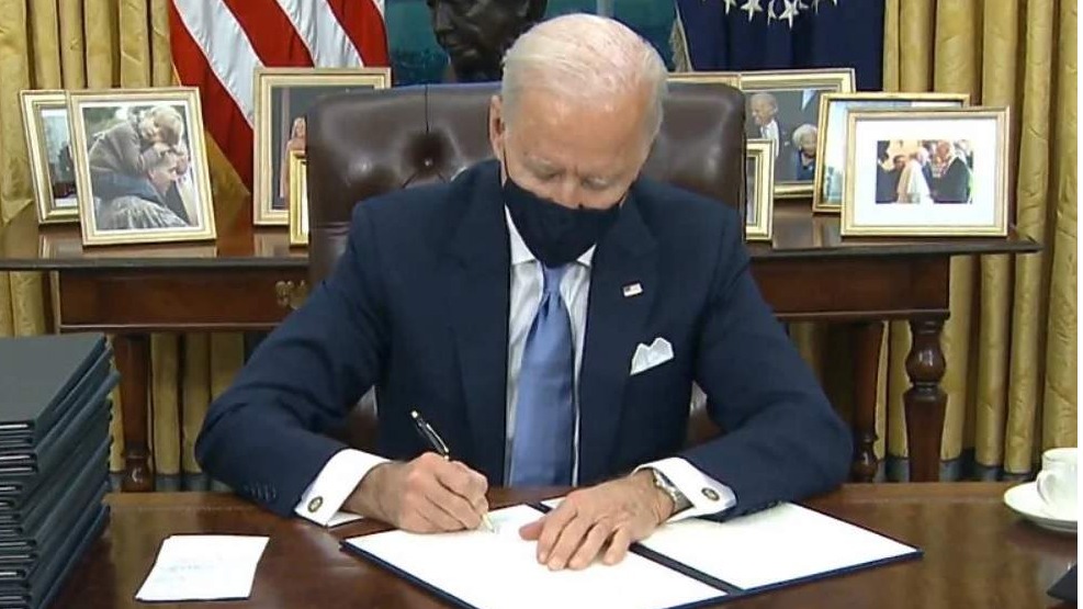 Biden potpisao 17 izvršnih naredbi: SAD se vraća u WHO i ukinuta zabranu putovanja iz nekih zemalja s većinski muslimanskim stanovništvom