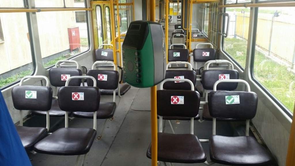 Dezinfekcija vozila javnog prijevoza i obilježena sjedišta zbog razmaka putnika