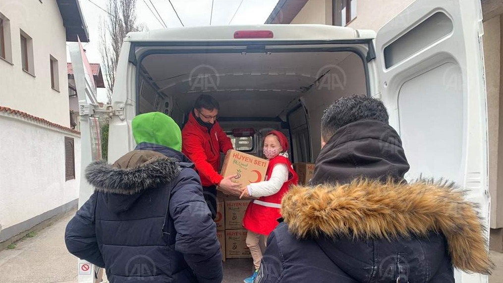  Sarajevo: Crveni polumjesec Turske podijelio higijenske pakete migrantima izvan kampova