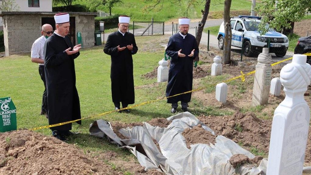 Muftija zenički posjetio džemat Miljkovac  u kojem su pronađeni ljudski ostaci vezani žicom