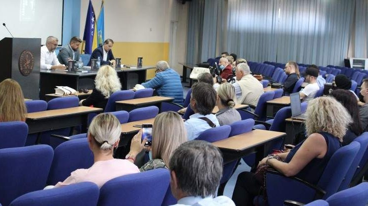 U Tuzli promovirana knjiga Ćamila Durakovića 'Srebrenica: Zaboravljeno obećanje'